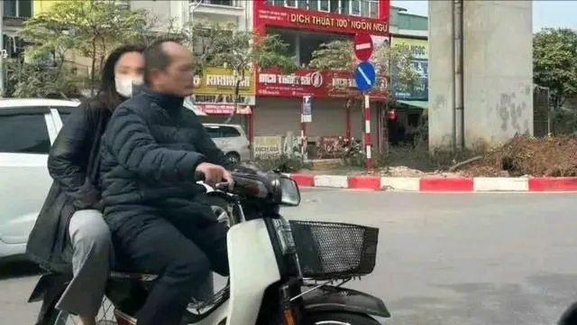 Phạt tiền, tạm giữ GPLX phó trưởng công an phường "đầu trần" chạy xe máy