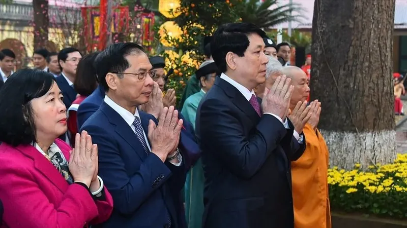 Chủ tịch nước Lương Cường dâng hương khai xuân tại Hoàng thành Thăng Long