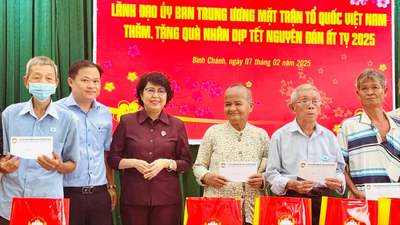 Đoàn công tác của Ủy ban Trung ương MTTQ Việt Nam trao 100 suất quà tại TPHCM