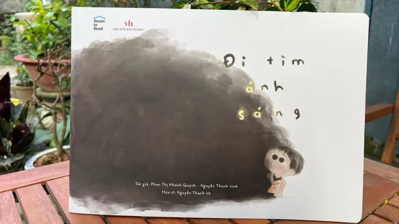 "Đi tìm ánh sáng" - Cuốn sách không lời đầy xúc động về Thạc sĩ khiếm thị Nguyễn Thành Vinh 