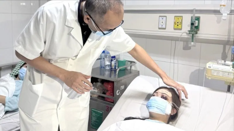 Tự tiêm filler nâng mũi tại nhà, nữ sinh 14 tuổi suýt bị mù