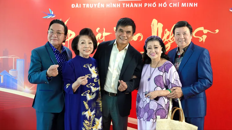 Tổng Giám đốc Đài Truyền hình TPHCM Cao Anh Minh và NSND Kim Cương, NSND Bạch Tuyết, NSND Thanh Tuấn và NSƯT Bảo Quốc tại buổi họp mặt thân tình đầu năm mới 2025 của HTV. Ảnh: THÚY BÌNH