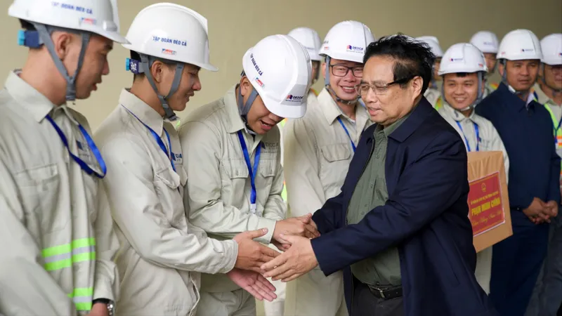 Thủ tướng chính phủ hỏi thăm công nhân tại công trường