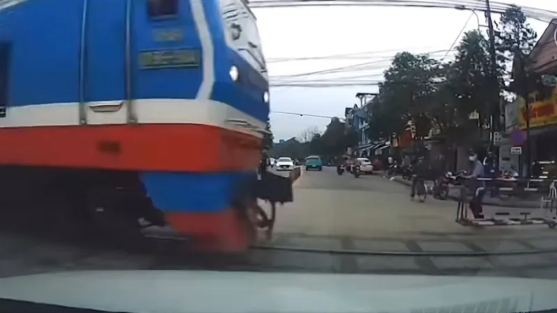 Nghe tiếng còi tàu inh ỏi, người tham gia giao thông đường bộ khi đi qua nút giao với đường sắt Bắc – Nam ở đường Hồ Đắc Di, TP Huế mới hoảng hồn dừng lại, các nhân viên làm nhiệm vụ gác chắn ở đây mới ra kéo chắn. 