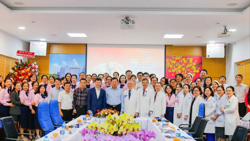 Thứ trưởng Bộ Y tế Đỗ Xuân Tuyên thăm, chúc mừng các bác sĩ Bệnh viện Từ Dũ nhân ngày Thầy thuốc Việt Nam 27-2