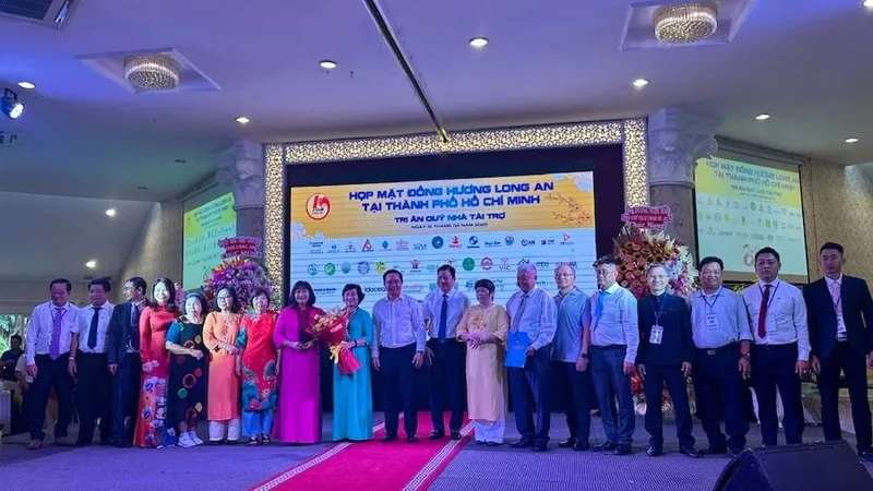 Bí thư Tỉnh ủy Long An Nguyễn Văn Được trao quyết định công nhận Ban liên lạc đồng hương Long An tại TPHCM. Ảnh: THANH HIỀN