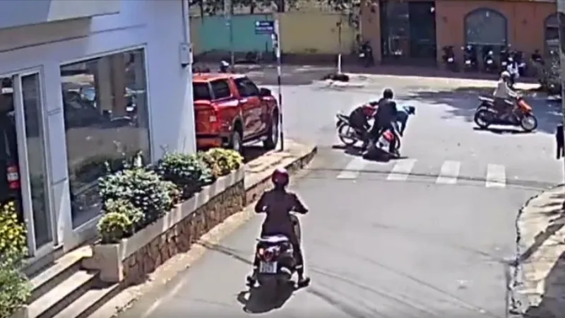 Truy tìm 2 thanh niên hành hung người sau va chạm giao thông