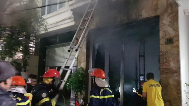Cứu 4 người trong vụ cháy nhà dân ở Hải Phòng