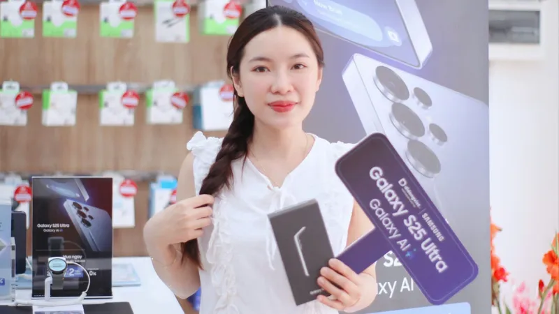 Khách hàng mua Galaxy S25 và check-in tại cửa hàng Di Động Việt