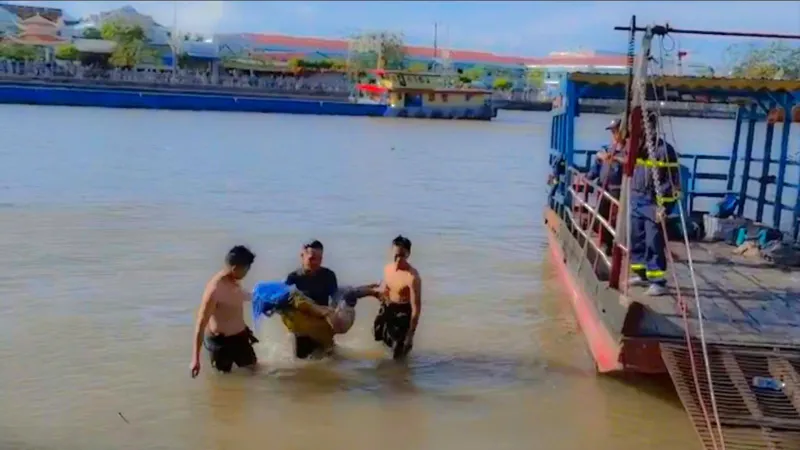 Vĩnh Long: Tìm thấy thi thể người đàn ông rơi từ phà xuống sông