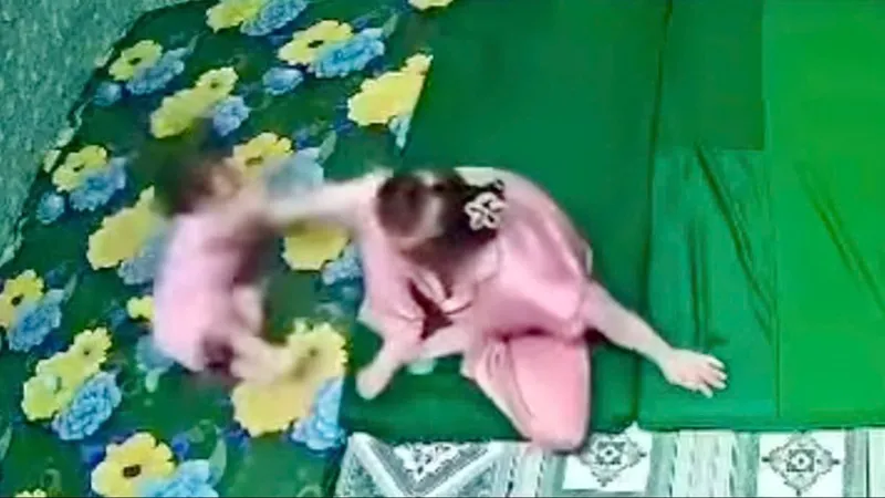 Khởi tố, bắt giam người phụ nữ về tội hành hạ người khác