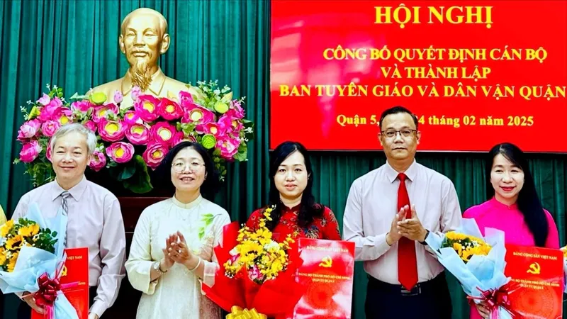 Lãnh đạo quận 5 trao quyết định cho các đồng chí trong Ban Tuyên giáo và Dân vận Quận ủy quận 5