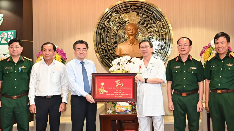 Đồng chí Nguyễn Thanh Nghị thăm các bác sĩ, cán bộ, chiến sĩ, nhân viên y tế đang công tác tại Bệnh viện Quân y 175. Ảnh: VIỆT DŨNG
