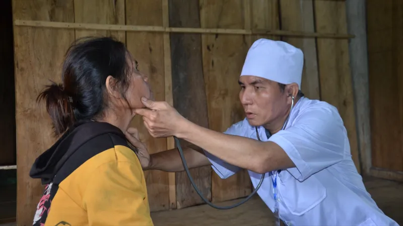 Người điều dưỡng gắn bó 25 năm với miền núi Quảng Ngãi
