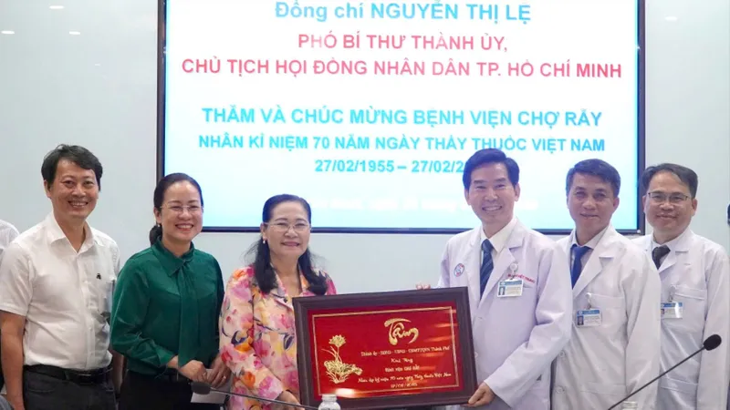 Phó Bí thư Thành ủy, Chủ tịch HĐND TPHCM Nguyễn Thị Lệ thăm, chúc mừng Bệnh viện Chợ Rẫy