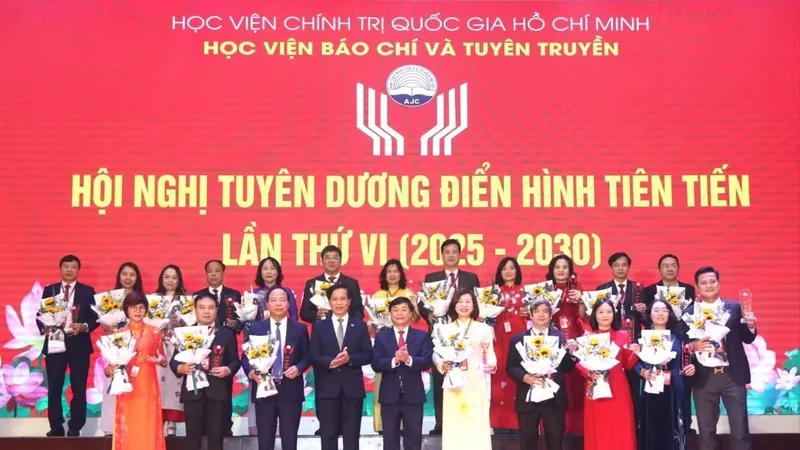 Học viện Báo chí và Tuyên truyền tuyên dương các điển hình tiên tiến