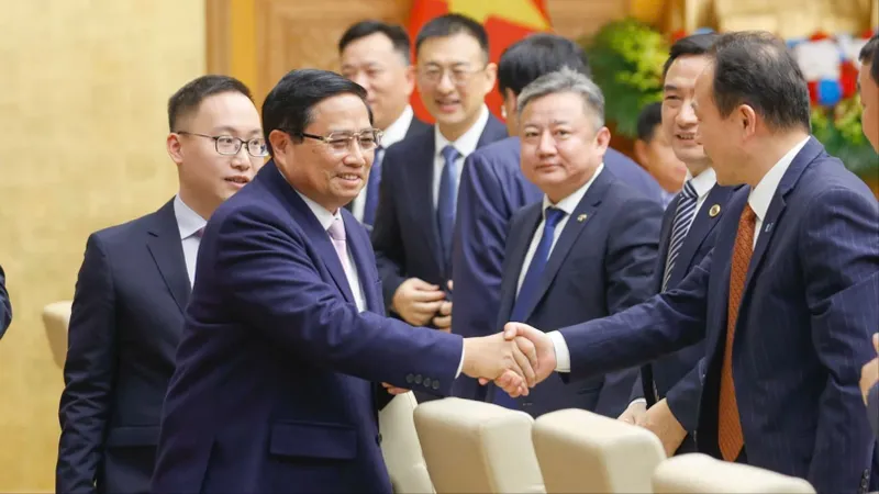 Thủ tướng chủ trì tọa đàm với các tập đoàn, doanh nghiệp lớn của Trung Quốc. Ảnh: VIẾT CHUNG