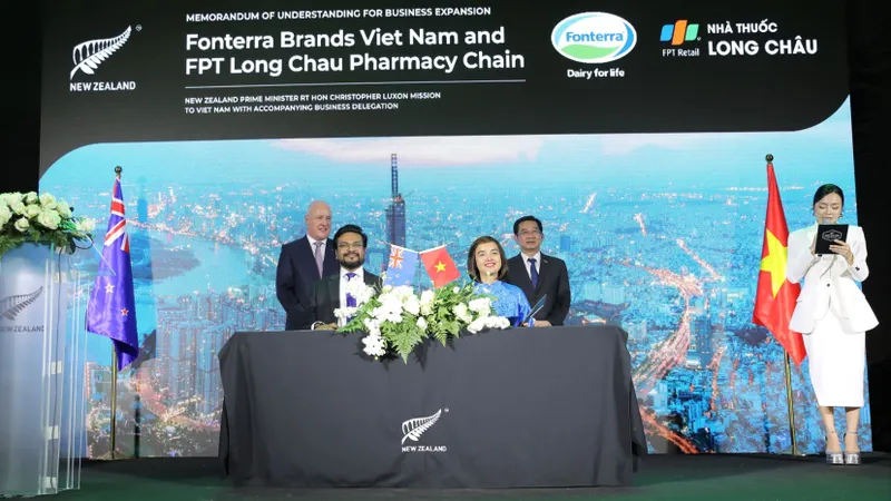 Lễ ký kết hợp tác chiến lược FPT Long Châu và Anlene (thuộc Tập đoàn Fonterra tại New Zealand)