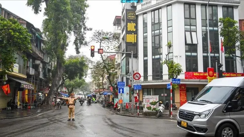 Phố cổ Hà Nội thông thoáng sau khi cấm xe trên 16 chỗ lưu thông