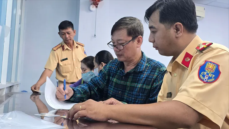 CSGT TPHCM hướng dẫn người dân làm thủ tục