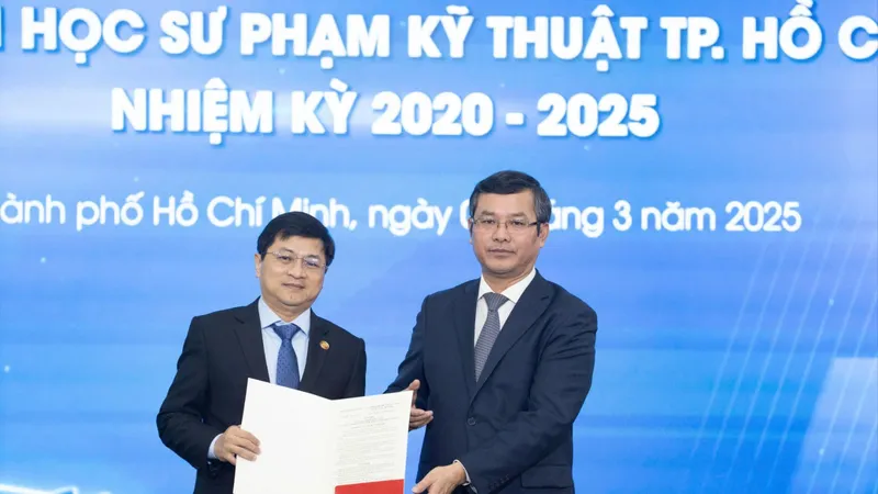 Thứ trưởng Bộ GD-ĐT Nguyễn Văn Phúc trao quyết định cho PGS-TS Lê Hiếu Giang. Ảnh: THANH HÙNG