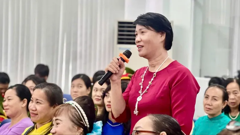 Đại biểu nữ chia sẻ ý kiến tại tọa đàm