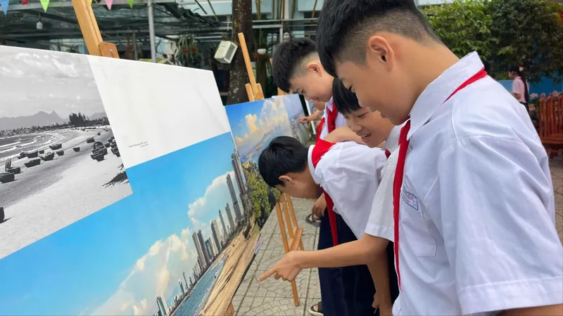 Các em học sinh tham quan triển lãm