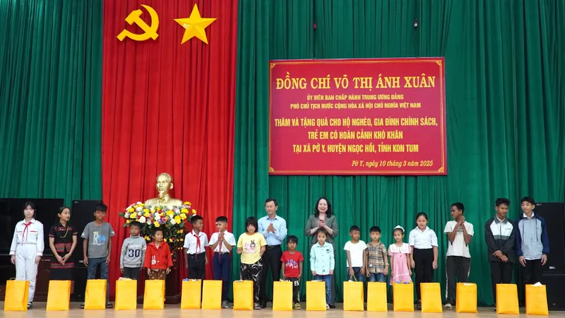 Phó Chủ tịch nước Võ Thị Ánh Xuân thăm, làm việc tại Kon Tum 