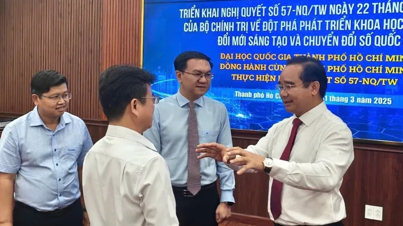 Chủ tịch UBND TPHCM Nguyễn Văn Được trao đổi với các đại biểu dự hội thảo.