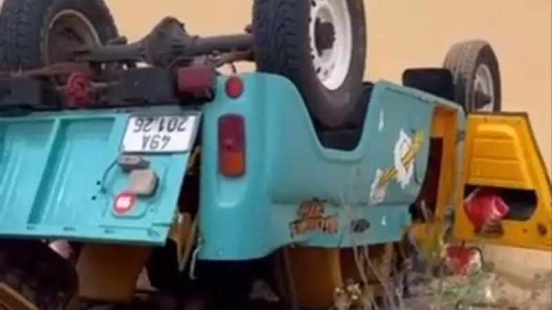 Chiếc xe jeep bị tai nạn lật ngửa, 5 du khách Hàn Quốc bị thương 