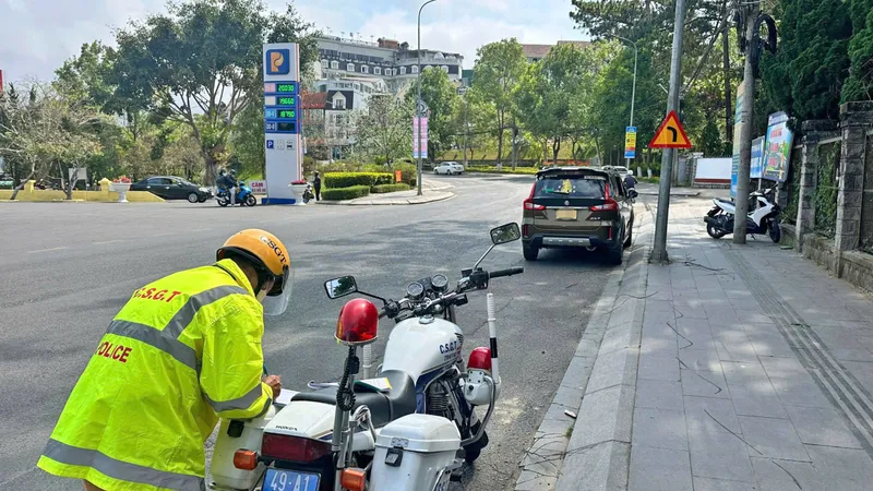 Xử lý tình trạng xe dừng, đỗ ngay bảng cấm, nút giao