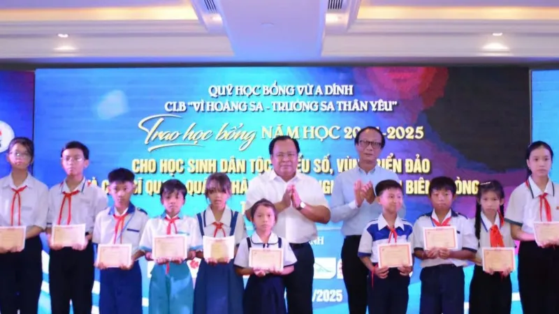 Trao 230 suất học bổng cho học sinh khó khăn ở Cà Mau