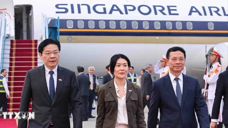 Thủ tướng Singapore và Phu nhân bắt đầu thăm chính thức Việt Nam