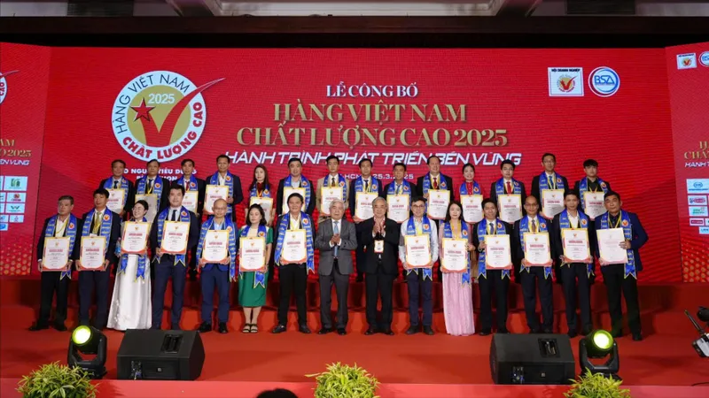 Các doanh nghiệp được vinh danh chứng nhận “Hàng Việt Nam chất lượng cao” do người tiêu dùng bình chọn