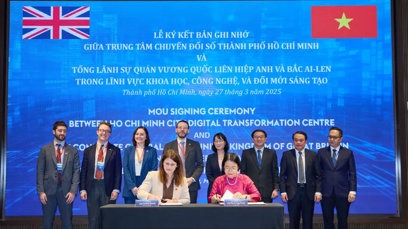 Lễ ký kết Biên bản ghi nhớ (MoU) giữa Trung tâm chuyển đổi số TPHCM và Tổng lãnh sự quán Anh nhằm tăng cường hợp tác trong KH-CN và đổi mới sáng tạo tại TPHCM, trong khuôn khổ sự kiện Tuần lễ công nghệ Anh tại Đông Nam Á 2025