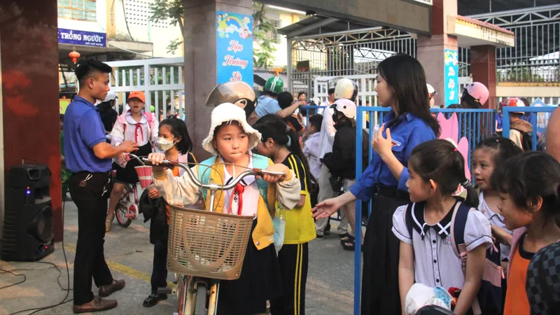 Đội hình “Cổng trường an toàn” tại Trường Tiểu học Thái Thị Bôi (quận Cẩm Lệ). Ảnh: XUÂN QUỲNH