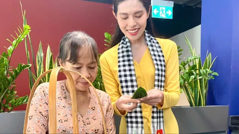 Nghệ nhân biểu diễn làm bánh dân gian bên hành lang buổi họp báo
