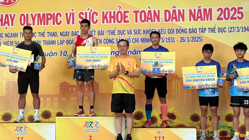 Bí thư Quận ủy quận 10 Lê Văn Minh trao giải cho các vận động viên 