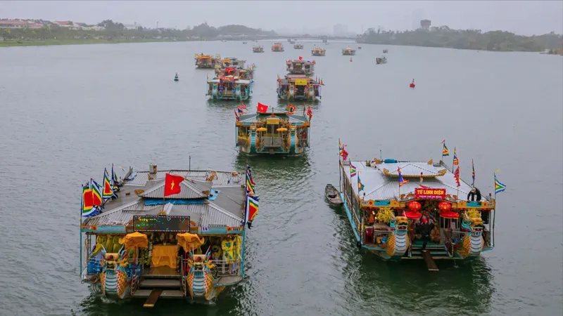 Thuyền cung nghinh Thánh Mẫu ngược sông Hương lên điện Huệ Nam