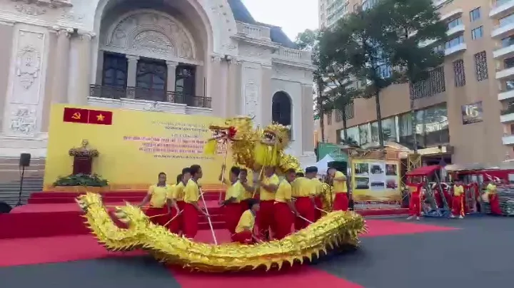 Trưởng Ban Tuyên giáo và Dân vận Thành ủy TPHCM Nguyễn Mạnh Cường và Phó Chủ tịch UBND TPHCM Trần Thị Diệu Thúy trao Quyết định, Giấy chứng nhận Nghệ thuật Lân, Sư, Rồng của người Hoa ở TPHCM được đưa vào Danh mục di sản văn hóa phi vật thể Quốc gia cho các đại biểu đại diện Đoàn Lân Sư Rồng người Hoa ở TPHCM. Ảnh: DŨNG PHƯƠNG.