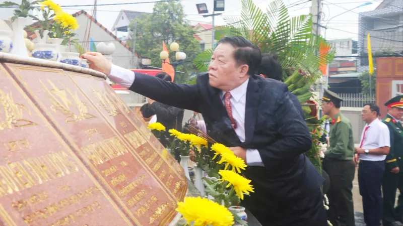 Trưởng Ban Tuyên giáo và Dân vận Trung ương Nguyễn Trọng Nghĩa dâng hương tại Bình Định