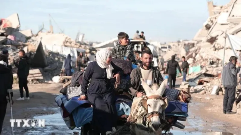 Người dân Palestine sơ tán tránh xung đột tại Gaza. Ảnh: THX/TTXVN