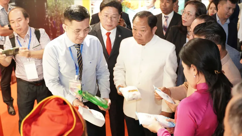 Đoàn lãnh đạo TPHCM và chính quyền tỉnh Savannakhet (Lào) tham quan, tìm hiểu sản phẩm Việt tại gian hàng Tổng Công ty thương mại Sài Gòn TNHH MTV (SATRA) 