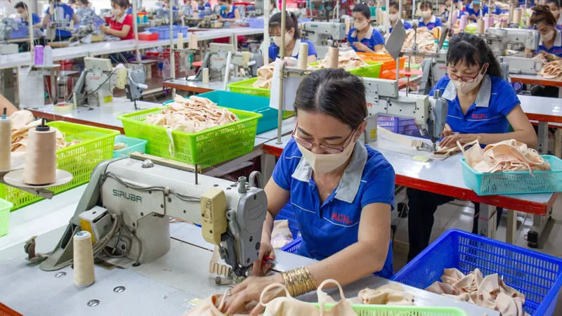 Công ty dệt may Kim Dung chuyên may quần áo thời trang tại Vĩnh Lộc A, Bình Chánh, TPHCM- ảnh Hoàng Hùng