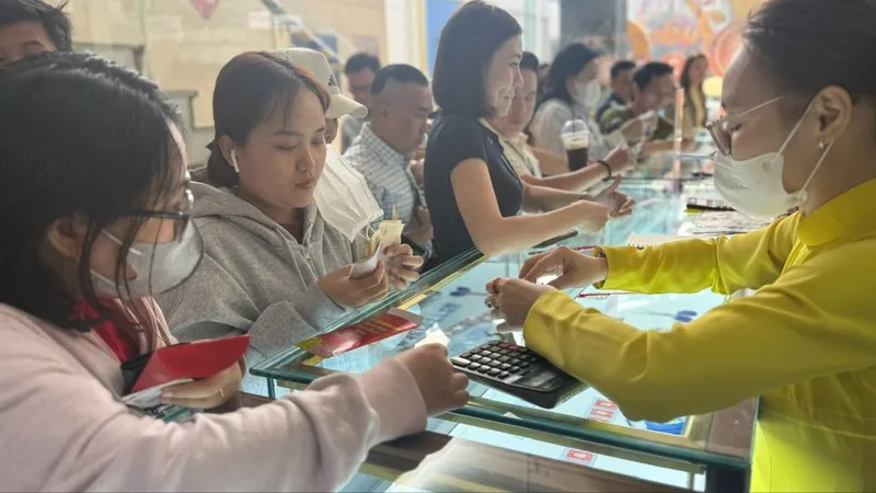 Giá vàng trong nước tiếp tục giảm 