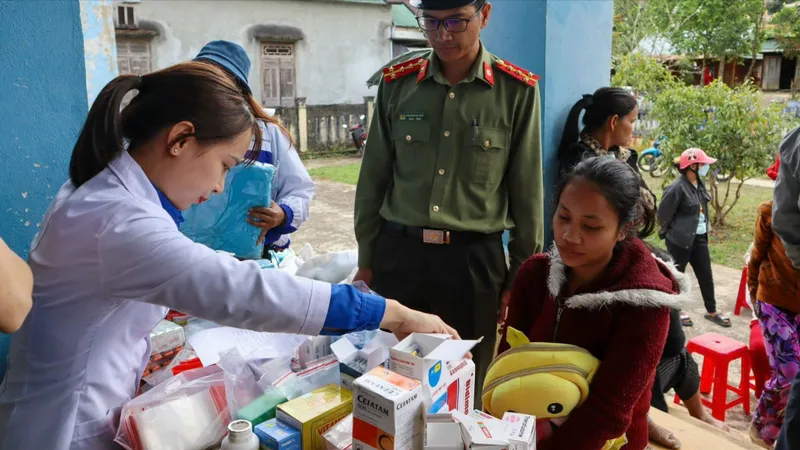 Anh Nguyễn Bá Duân, Phó Bí thư Thành Đoàn Đà Nẵng và anh Trần Nguyễn Minh Thành, Phó giám đốc Sở GD-ĐT TP Đà Nẵng tuyên dương các tập thể và cá nhân đoàn viên, thanh niên tiêu biểu có thành tích trong Tháng Thanh niên năm 2025. Ảnh: XUÂN QUỲNH