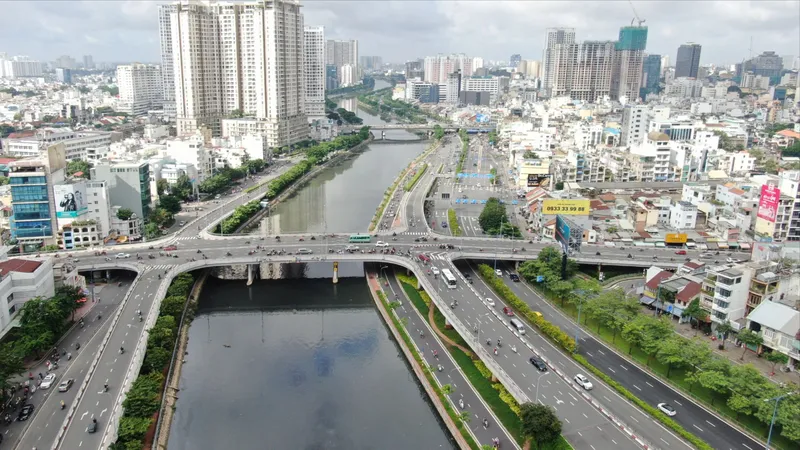 50 năm non sông liền một dải - Bài 8: Dấu mốc đại lộ nối liền đôi bờ thành phố