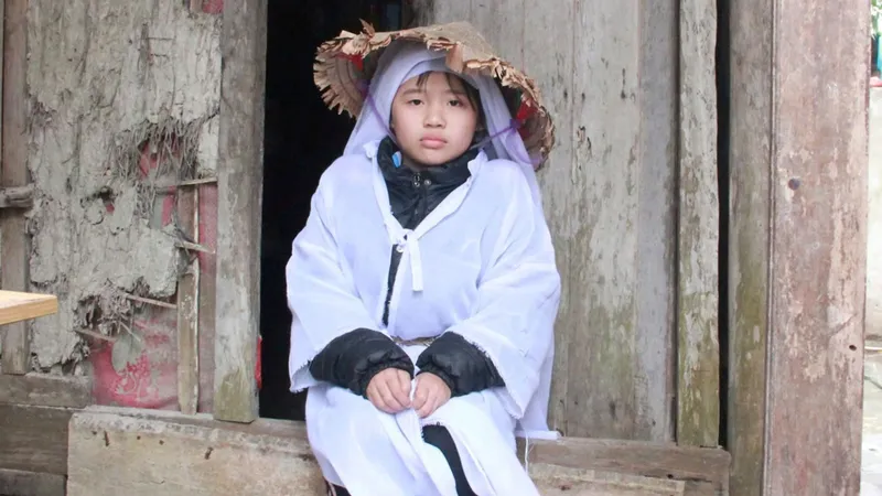 Xót thương bé gái 9 tuổi mồ côi cha mẹ