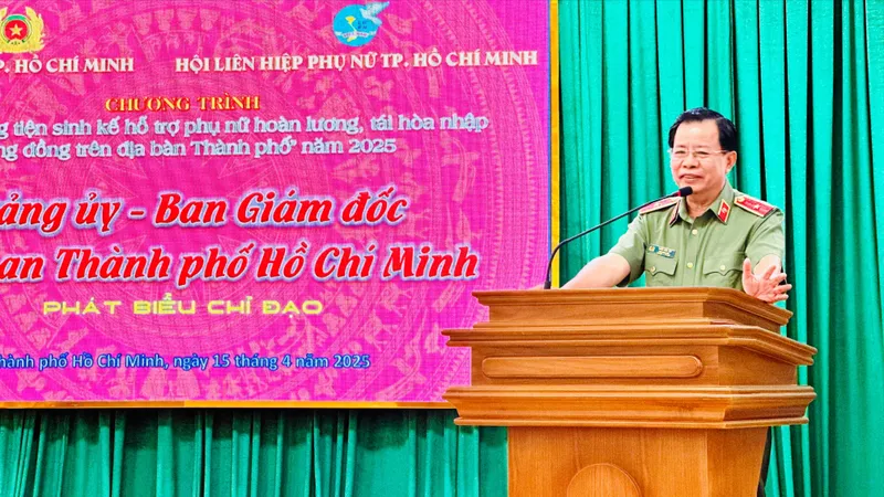 Thiếu tướng Trần Đức Tài, Phó Giám đốc Công an TPHCM phát biểu tại buổi trao phương tiện sinh kế