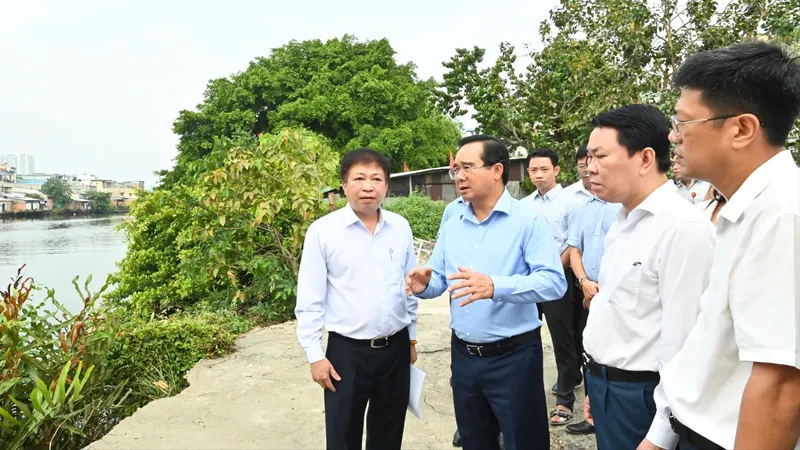 Chủ tịch UBND TPHCM Nguyễn Văn Được khảo sát việc di dời nhà ven kênh, rạch tại quận 8